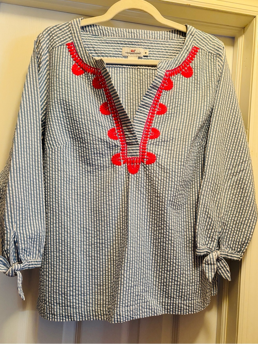 Gently used, VINEYARD VINES Striped Seersucker Tunic with Pink Embroidery 🩷🩵